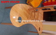 最もよい 月の形の性質の子供のデイケアの中心の使用のための木製の教室の家具のテーブル 販売