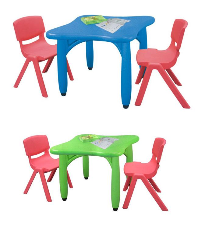 プラスチックが付いているデイケアの中心の幼稚園の教室の家具の正方形のテーブル