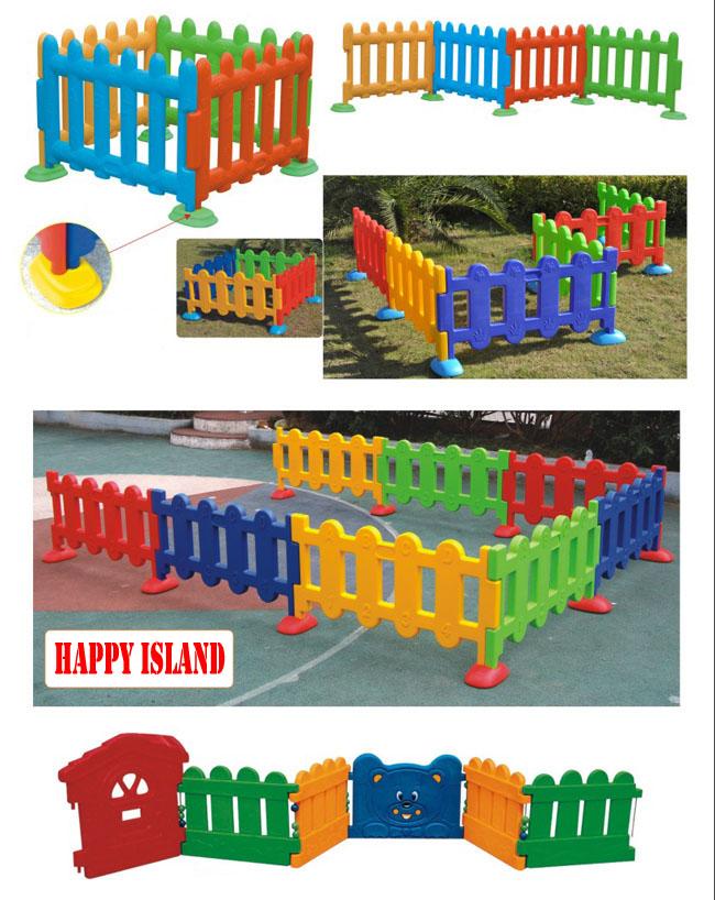 幸せな島の運動場は子供の利用できるプラスチック塀 4 色のおもちゃをからかいます