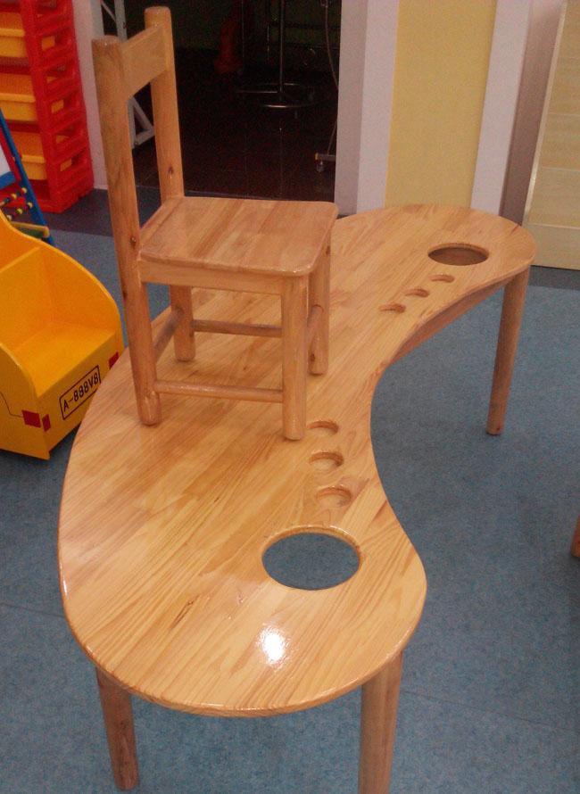 月の形の性質の子供のデイケアの中心の使用のための木製の教室の家具のテーブル