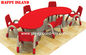 安く  就学前の教室の家具、テーブルを学んでいる幼稚園の教室の家具の子供の半月のグループ